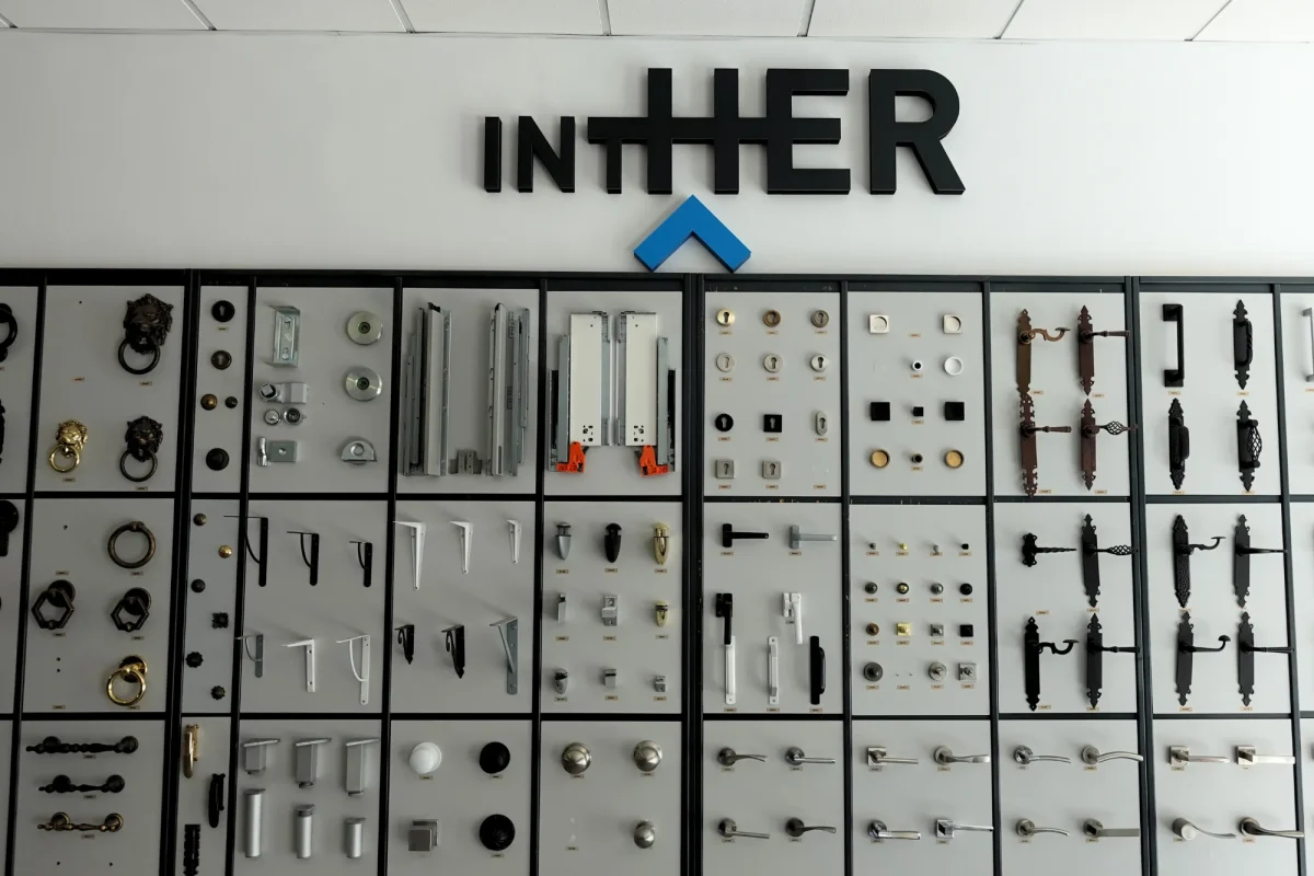 Marca intHER Ferretería Bricovelez Fotos_23